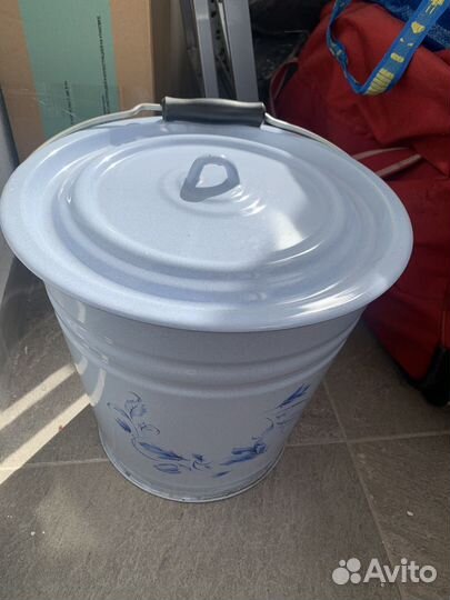 Эмалированное ведро с крышкой