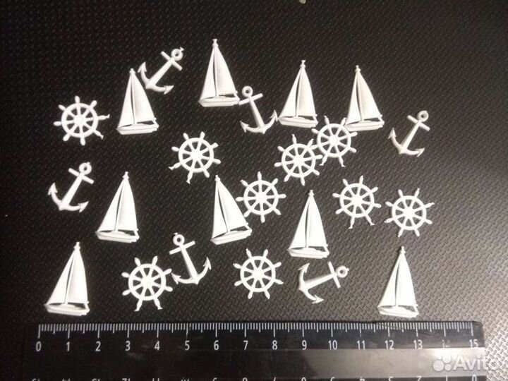 Фигурки: парусники, штурвалы, якоря, улитки