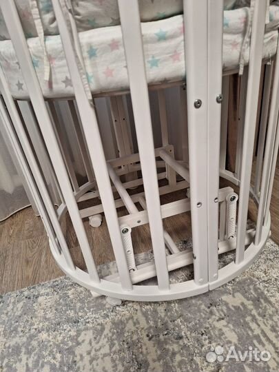 Детская кроватка с маятником