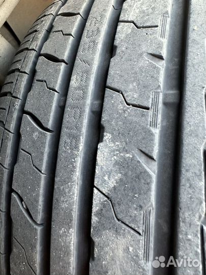 Royal Black Royal Performance 235/50 R18