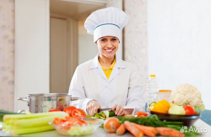 Кухонный работник в столовую