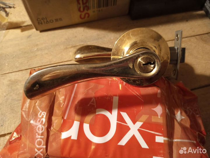 Замки дверные с ручками