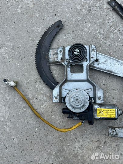 Моторчик стеклаподьемника левый на Хендай Матрикс