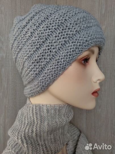 Теплая шапочка ручной работы с рельефным узором