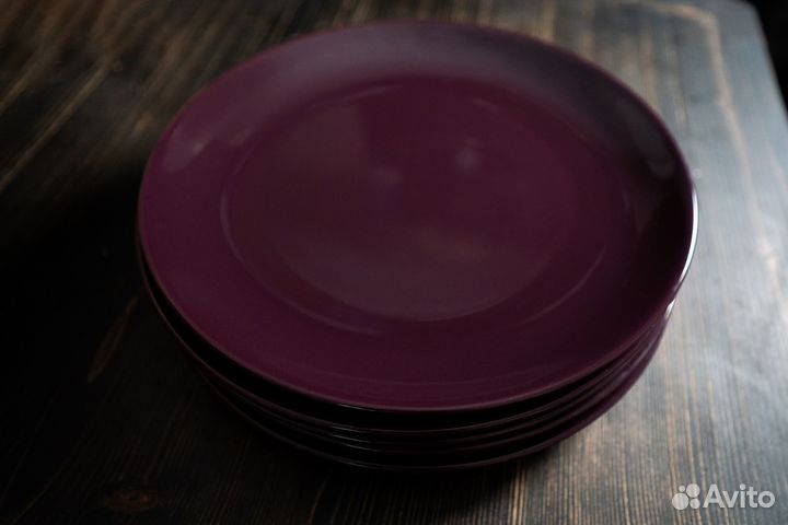 Тарелки IKEA сливового цвета