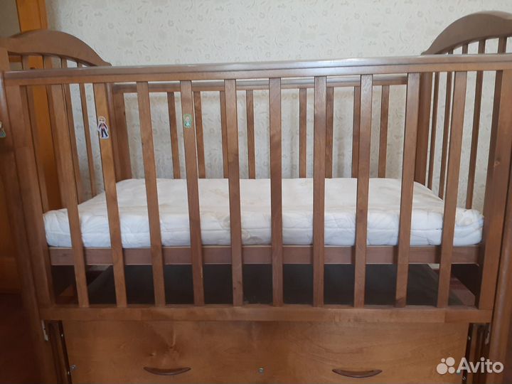 Детская кроватка с продольным маятником