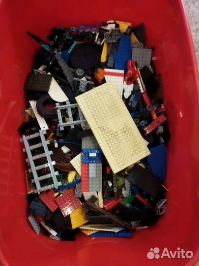 Ящик с конструктором лего