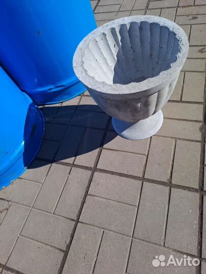 Садовый вазон для цветов