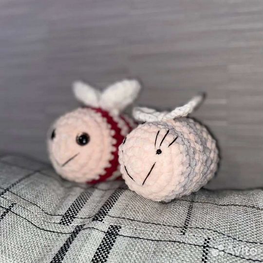 Маленькая вязаная пчёлка