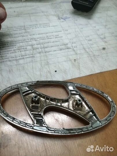 Значек на хендай багажник