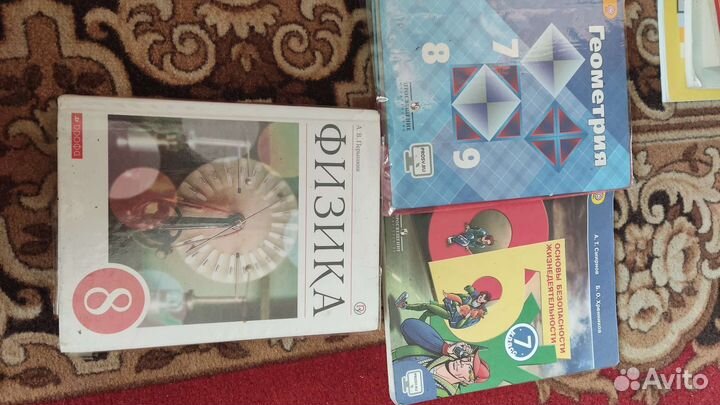 Учебники и рабочие тетради (листайте фотографии)