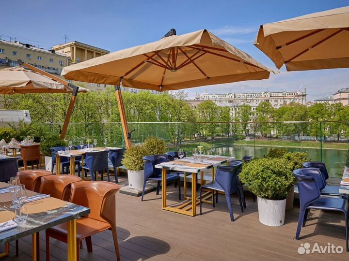 Ветростойкий уличный зонт для кафе