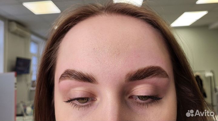 Модель на брови
