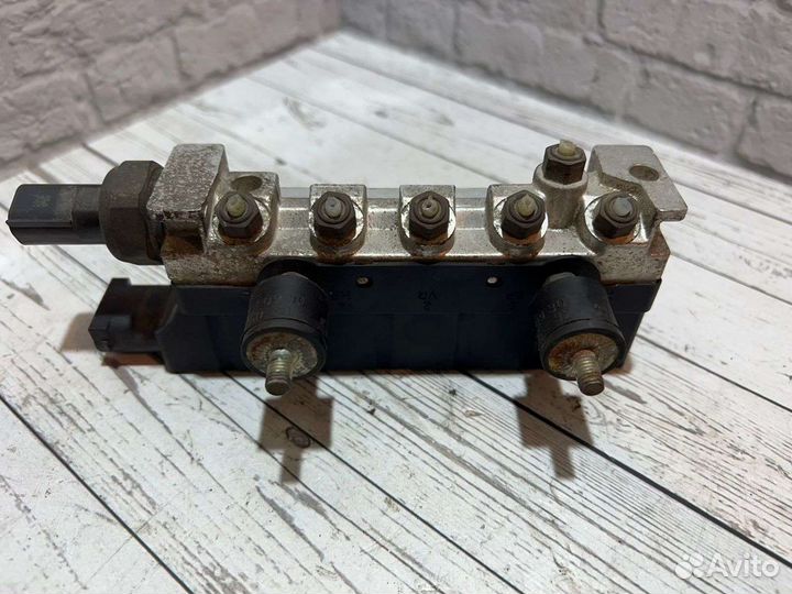 Блок клапанов пневмоподвески Mercedes-Benz S W220