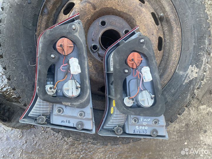 Киа Рио задний правый фонарь в крышку багажника