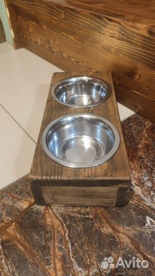 Миски на деревянной подставке