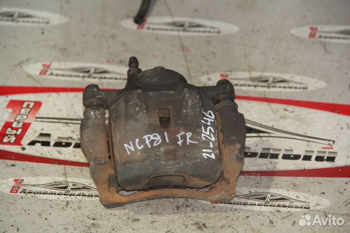 Суппорт перед право c Toyota Sienta NCP81G 1NZ-FE