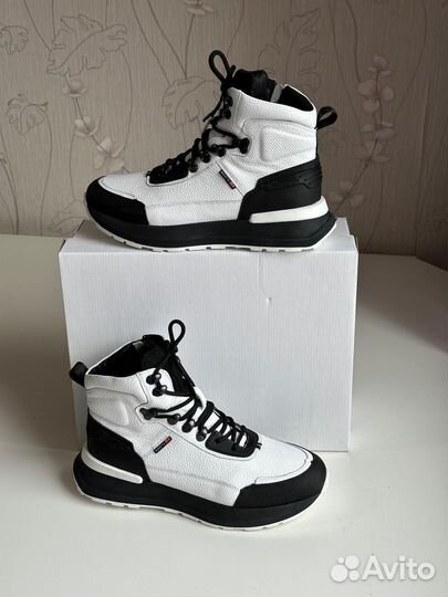 Кроссовки белые зима