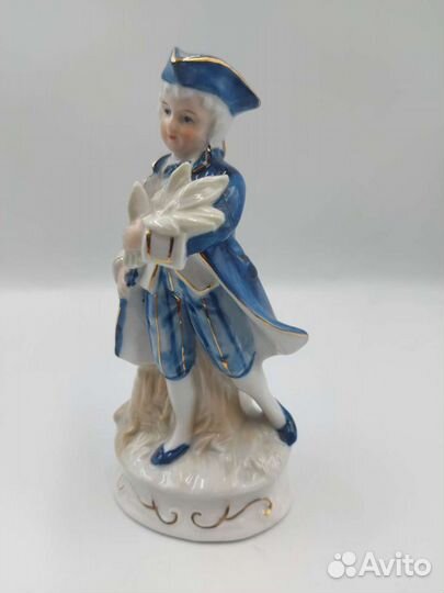 Фарфоровая статуэтка 