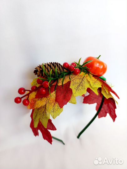 Осенний ободок с тыквой и кленовыми листьями
