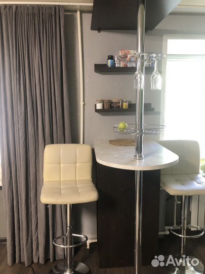 Барный стол и стулья