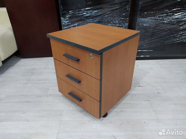 Тумба подкатная, 3 ящика б/у 09327