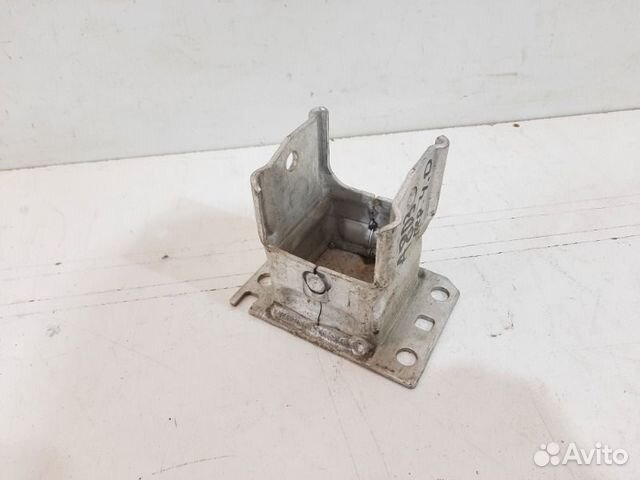 Кронштейн усилителя передний левый Audi A8 D3