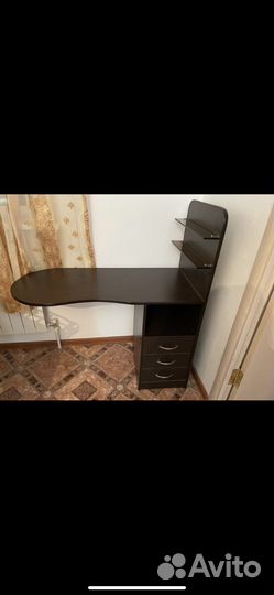 Маникюрный стол