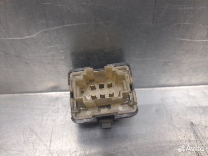 Кнопка стеклоподъемника Volkswagen Passat B4