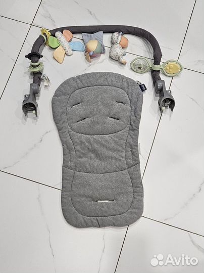Дуга с игрушками и матрасик на стульчик chicco