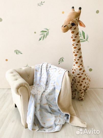 Плед из муслина и плюша с золотыми перьями