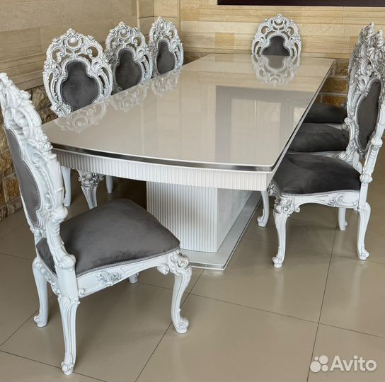 Стол и стулья