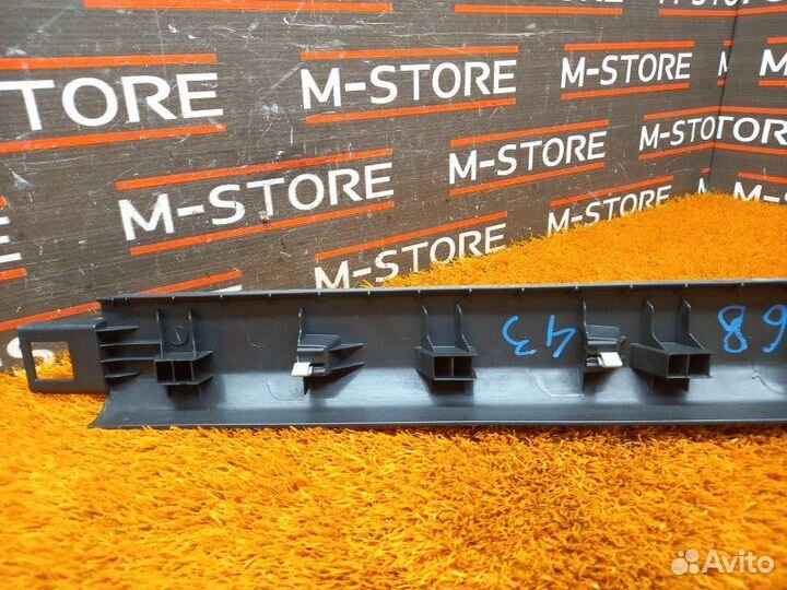 Накладка на порог салона передняя правая