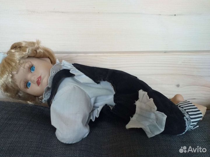 Кукла фарфоровая