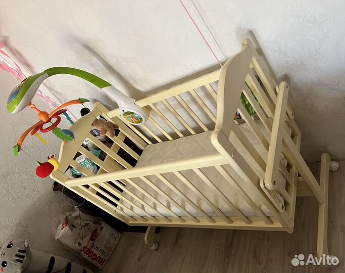 Детская кроватка с маятником