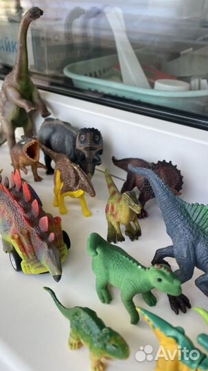 Фигурки динозавров разных видов