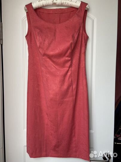 Платье-футляр