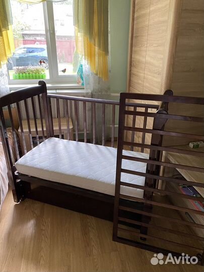 Детская кроватка с маятником