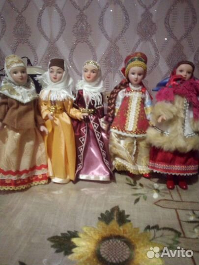 Коллекция кукол в народных костюмах 20 штук