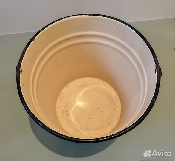 Эмалированное ведро с крышкой