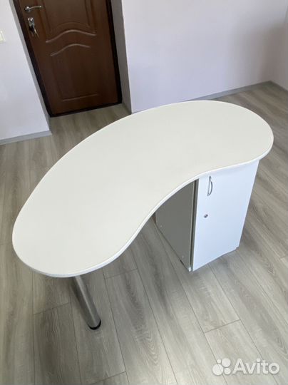 Стол маникюрный