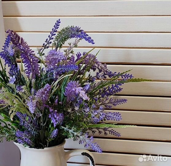 Имитация лаванды в керамическом кувшинчике