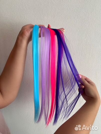 Цветные пряди на заколках для волос