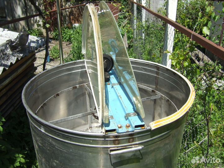 Медогонка из нержавейки на 16 рамок, ручная