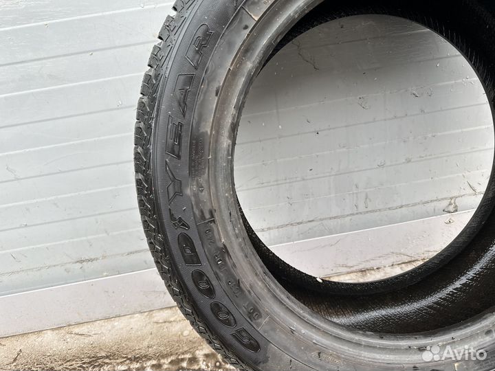 Goodyear UltraGrip 215/55 R17 94T
