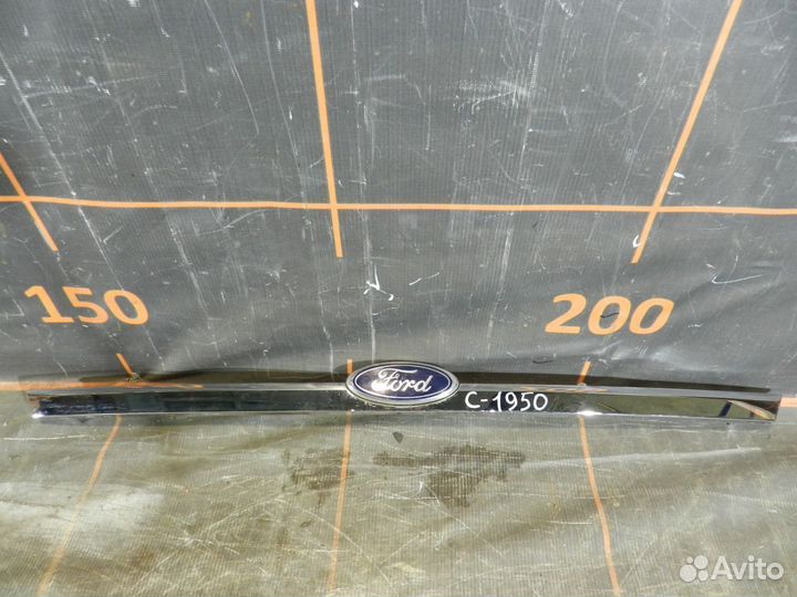 Эмблема с хромированной накладкой - Ford Focus 3