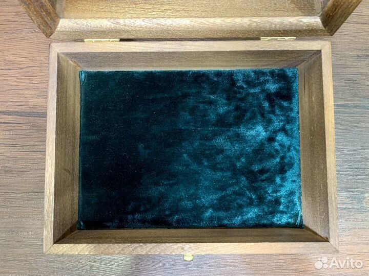 Шкатулка с чучелом летучей мыши за стеклом