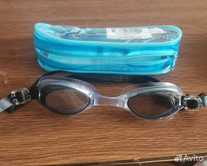 Очки и шапочка для плавания