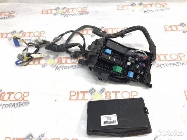 Блок предохранителей под капотом Lexus GS300/350