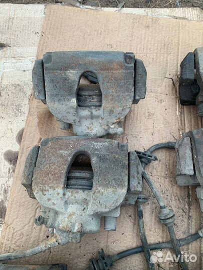 Суппорт передний левый - правый grand scenic 2